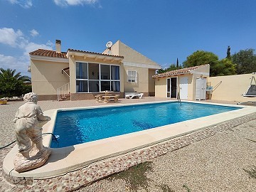 Beautiful 3-bedroom Spanish villa with pool in Fortuna.