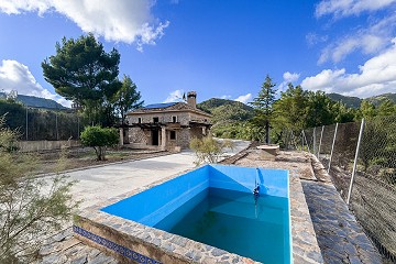 Rustic Farmhouse with Pool and Land in Torremanzanas