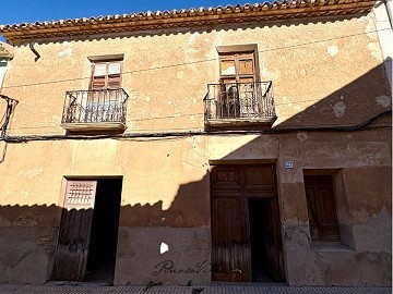 Casa adosada reformada en venta en Pinoso.