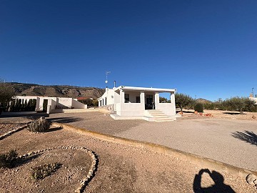 Maison de campagne magnifique de 3 chambres avec piscine à Caudete