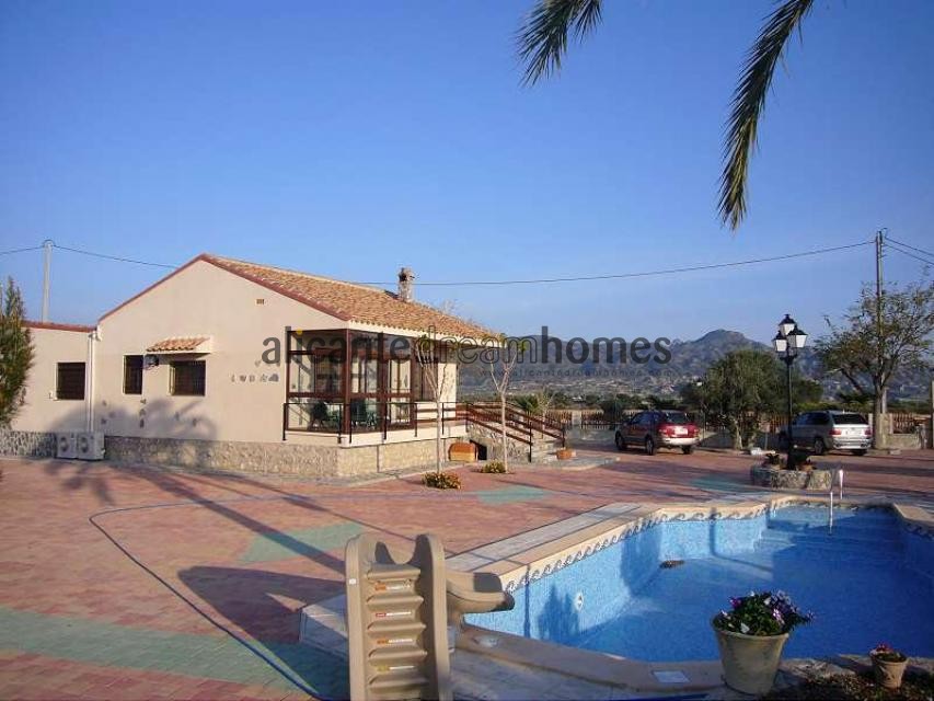 Beautiful villa with swimming pool in Alicante Dream Homes