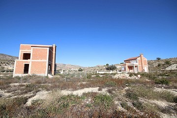 Zwei Immobilien auf einem großen Grundstück für 11 Villen in Baños de Fortuna, Murcia
