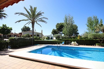 Detached Villa walking distance to town with a tennis court, pool, garage and casita