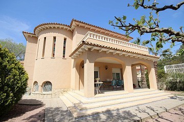 Villa individuelle avec une maison d'hôtes à Loma Bada, Alicante