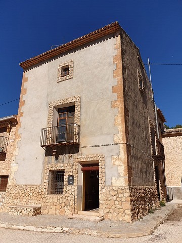 Traditioneel landhuis met 3 verdiepingen in goede staat