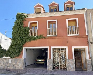 Large Townhouse in with private pool in Caudete