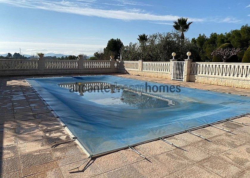4 Bedroom Villa with Superb Pool close to Town in Alicante Dream Homes