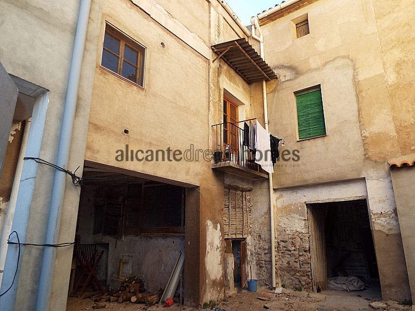 Townhouse with 5 bedrooms and private Garden in Alicante Dream Homes