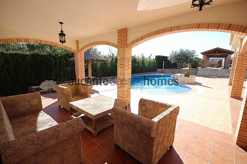 Lovely detached villa in Caudete with a pool in Alicante Dream Homes