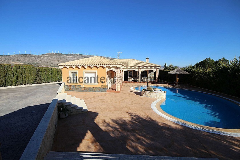 Lovely detached villa in Caudete with a pool in Alicante Dream Homes