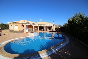 Lovely detached villa in Caudete with a pool