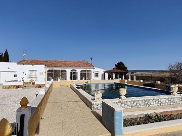 Detached Villa in Yecla with a pool and garage