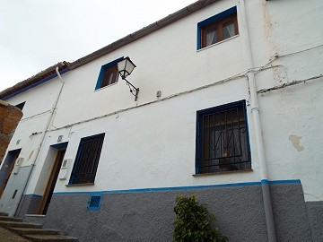 Lovely 4 Bed Townhouse in Ayora centre