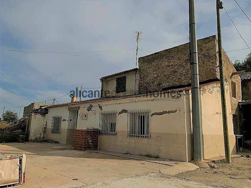 3 Bed Country house & Storage depot 10 mins walk to Barinas Town in Alicante Dream Homes