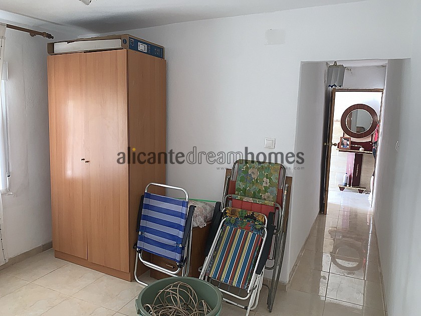 Casa de campo de 3 habitaciones y depósito de almacenamiento a 10 minutos a pie de la ciudad de Barinas in Alicante Dream Homes