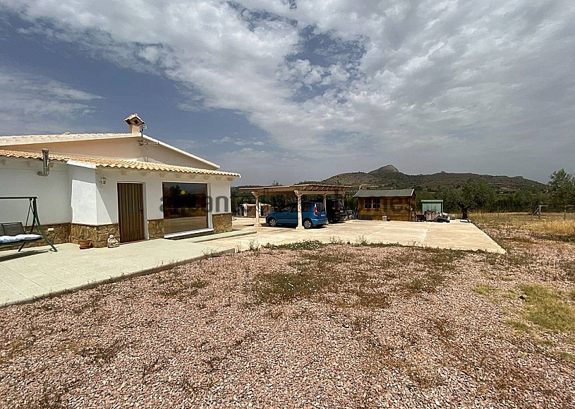 Prachtige villa met 3 slaapkamers en 3 badkamers in Sax in Alicante Dream Homes