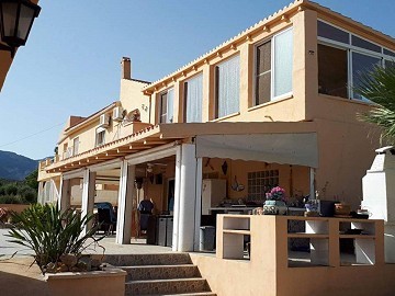 Great Business Opportunity with this 6 Bed B&B in Alicante