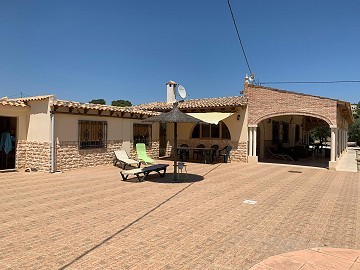 Charming finca with separate apartment, swimming pool and garage