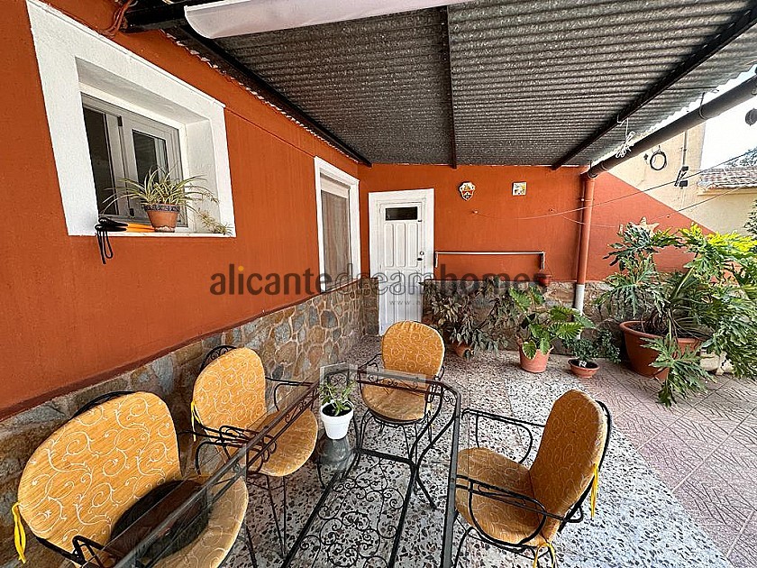 Casa de 3 dormitorios con anexo y a poca distancia de Monovar in Alicante Dream Homes
