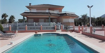 Spectacular 7 Bed 3 Bath Villa with Pool