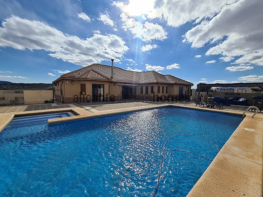 Spacious high quality 5 bedroom villa with pool in Alicante Dream Homes