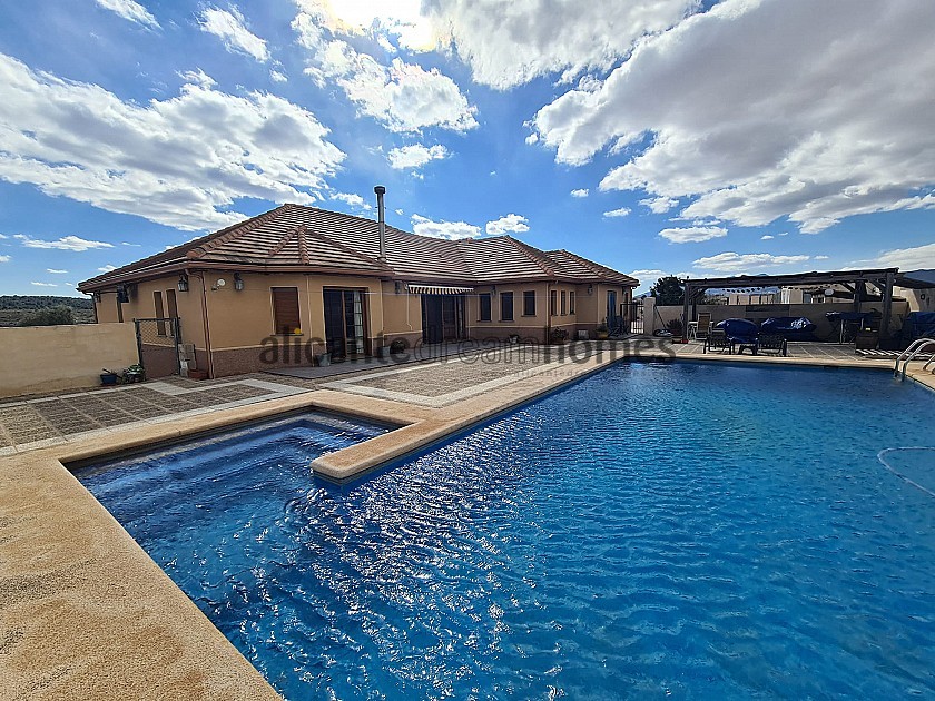 Spacious high quality 5 bedroom villa with pool in Alicante Dream Homes