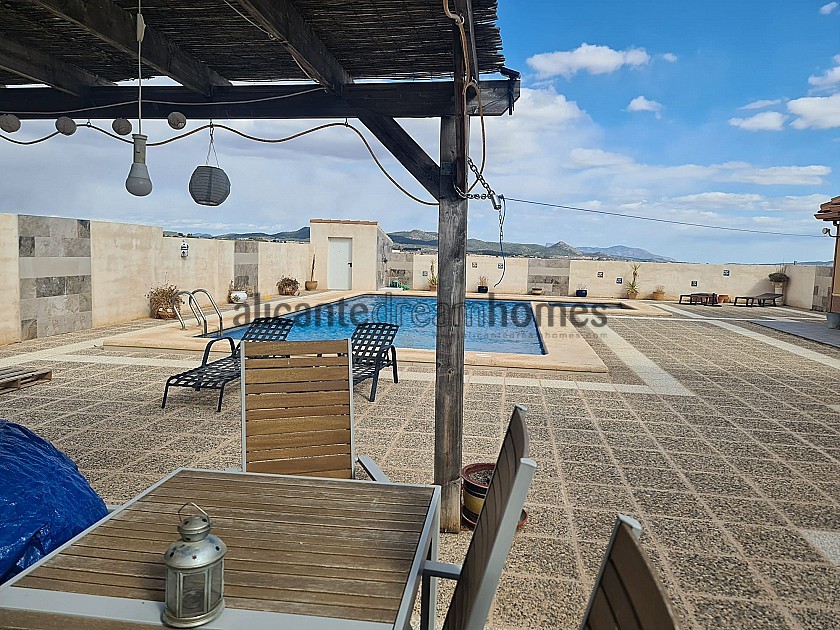 Geräumige, hochwertige Villa mit 5 Schlafzimmern und Pool in Alicante Dream Homes