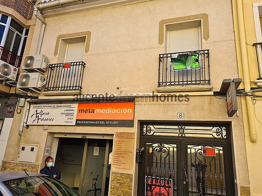 Woning met beneden commerciële ruimte in het centrum van pinoso in Alicante Dream Homes