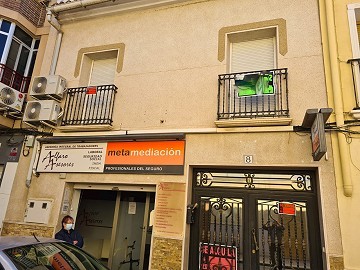 Home with commercial space below in the centre of pinoso