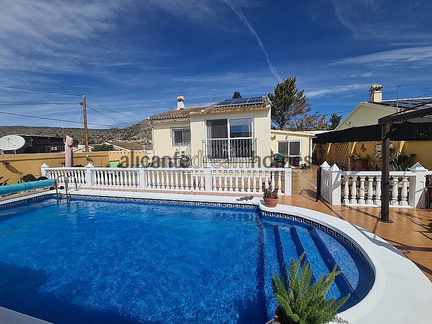 Villa mit 4 Schlafzimmern und 4 Bädern und Pool in Alicante Dream Homes