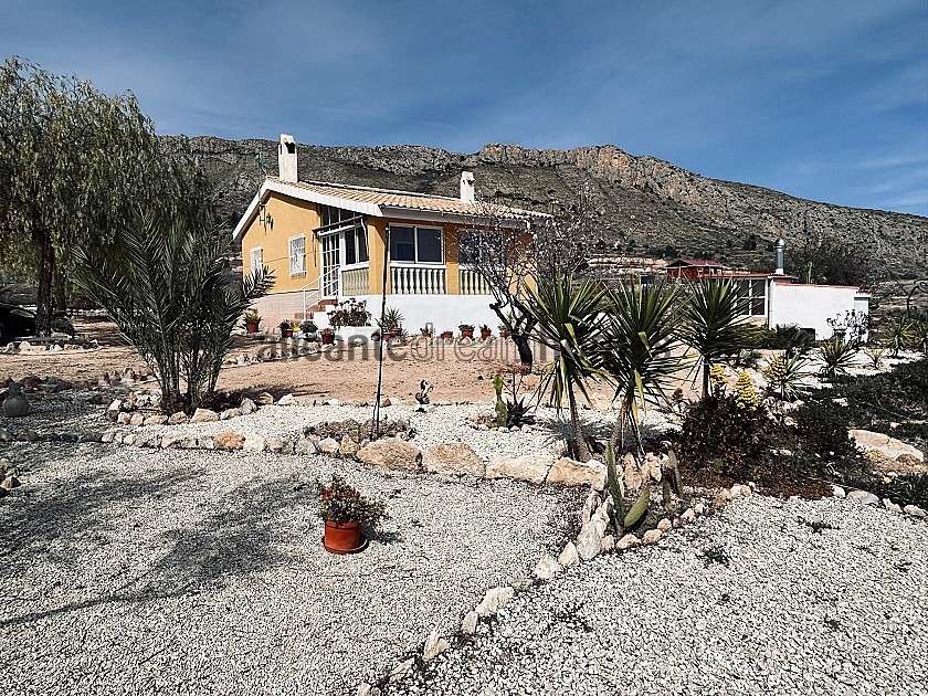 Hermosa villa pequeña con magníficas vistas en las afueras de La Romana in Alicante Dream Homes