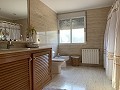 Prachtige villa met 5 slaapkamers, 3 badkamers, zwembad en tennisbaan. in Alicante Dream Homes API 1122