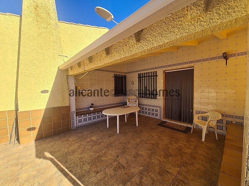 Villa mit 4 Schlafzimmern, 2 Bädern, Pool und Garage in Alicante Dream Homes