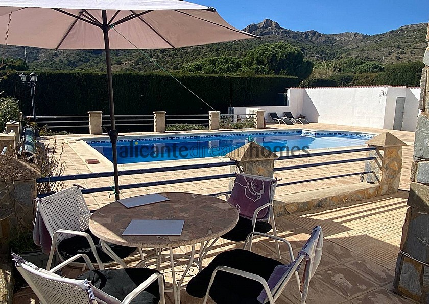 Hervorragende Villa mit 5 Schlafzimmern und 3 Bädern in Sax mit Gärten und Pool in Alicante Dream Homes