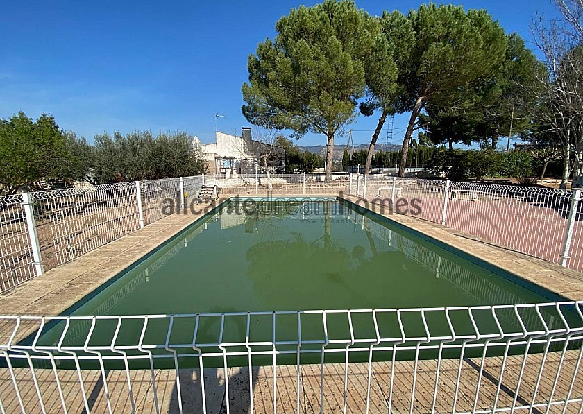 3-Bett-Finca in Sax mit Pool zu Fuß in die Stadt in Alicante Dream Homes
