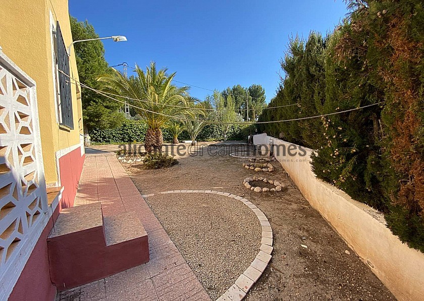 3-Bett-Finca in Sax mit Pool zu Fuß in die Stadt in Alicante Dream Homes