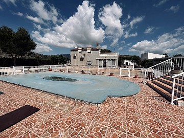 Geräumige Finca mit Swimmingpool und Carport in Hondon de las Nieves