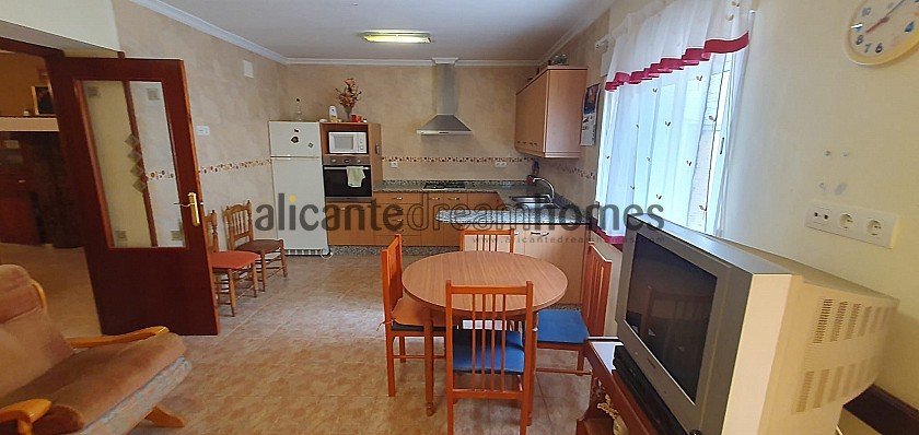 Adosado con 6 Dormitorios y Patio in Alicante Dream Homes