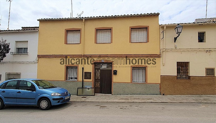 Stadthaus mit 6 Schlafzimmern und Innenhof in Alicante Dream Homes