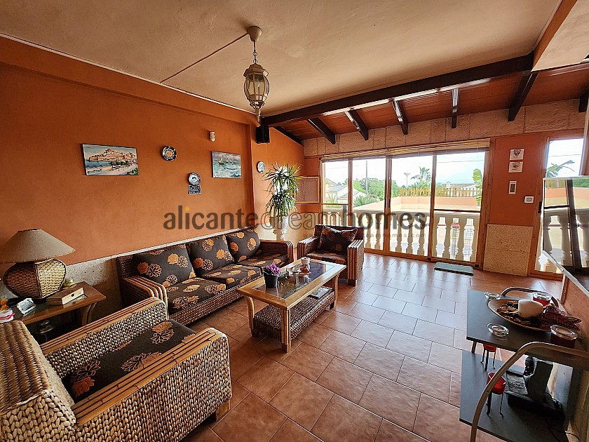 Villa surélevée avec piscine et belle vue sur la mer in Alicante Dream Homes