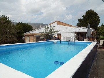 Villa mit 3 Schlafzimmern, Gästehaus, Pool und Garage