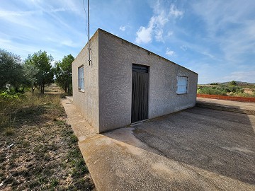 Grundstück in Sax mit Wasser und kleinem Haus