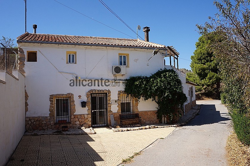 Maison de campagne avec 4 chambres et 2 salles de bain avec annexe séparée de 2 lits à l'étage supérieur in Alicante Dream Homes