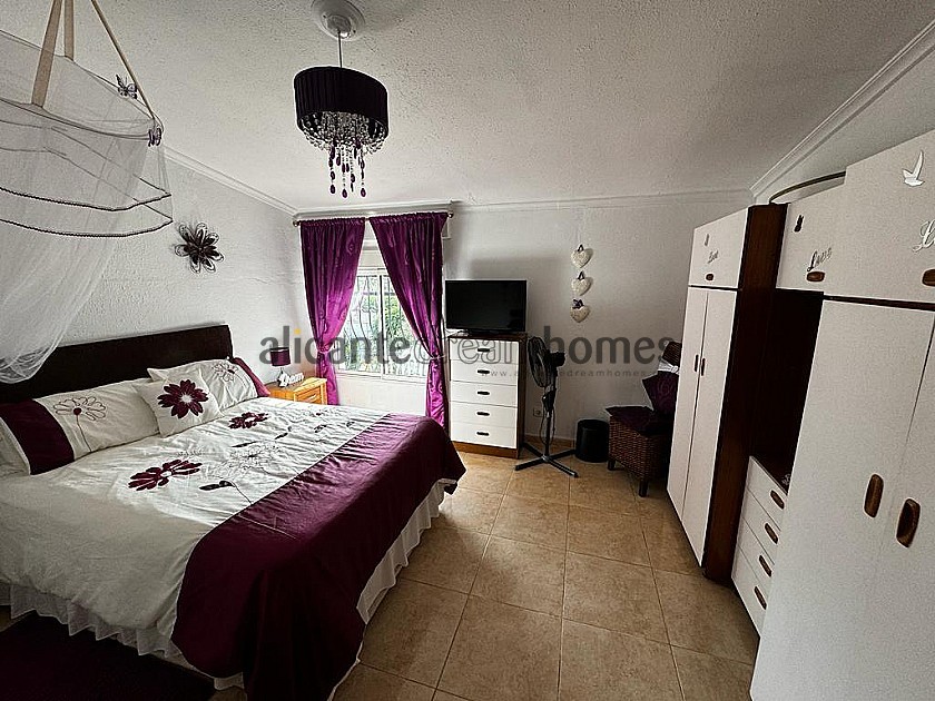 Belle maison de campagne de 7 chambres et 3 salles de bain avec piscine privée à Sax in Alicante Dream Homes