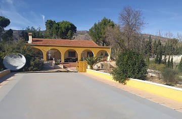 3 Bed Villa with large Pool, Solarium & garage