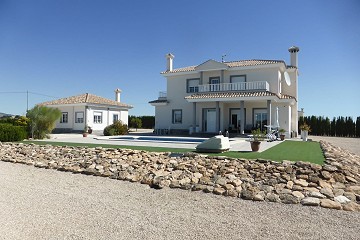 Stunning villa with swimming pool and guest house in Pinoso