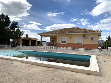 Villa met 3 bedden en 2 badkamers, zwembad, bijgebouw en zomerkeuken