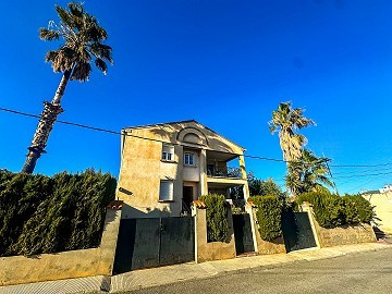 Schönes Einfamilienhaus mit Garage in Salinas