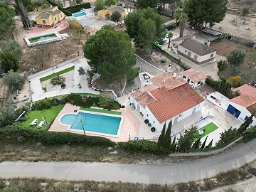 Villa modernizada con piscina, garaje y casa de invitados.