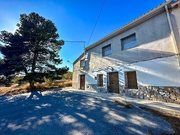 Huge house in the countryside with plots in Pinoso